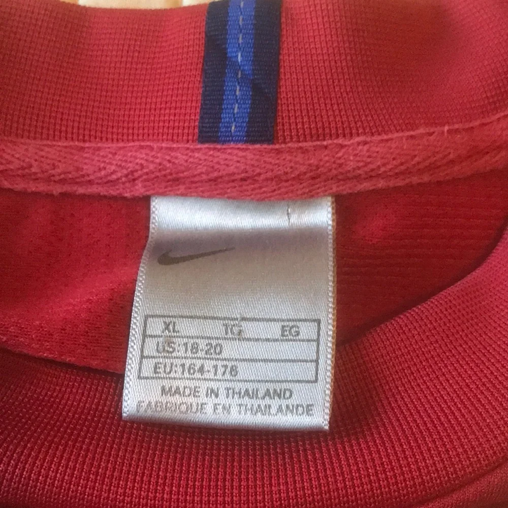 Youth Nike Red Long Sleeve Shirt Size XL (18-20)